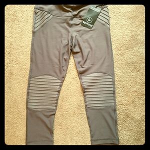 NWT 90 Degree Capris Sz Large